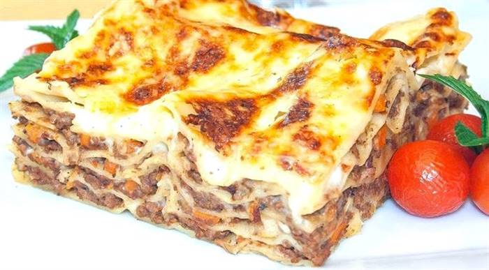 Лазанья рецепт класичний із соусом бешамель струменем, загущуючи соус лопаткою
