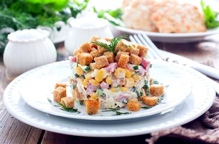 Салат із сухариками і кукурудзою рецепт Змішати всі компоненти, щедро приправивши