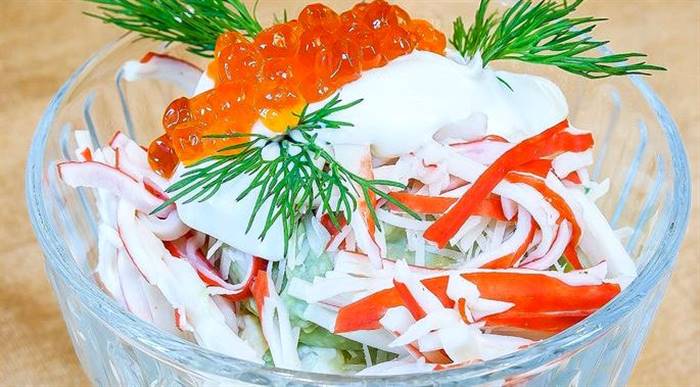 Салат ніжний з крабовими паличками і яблуком юні гурмани часто не шанують